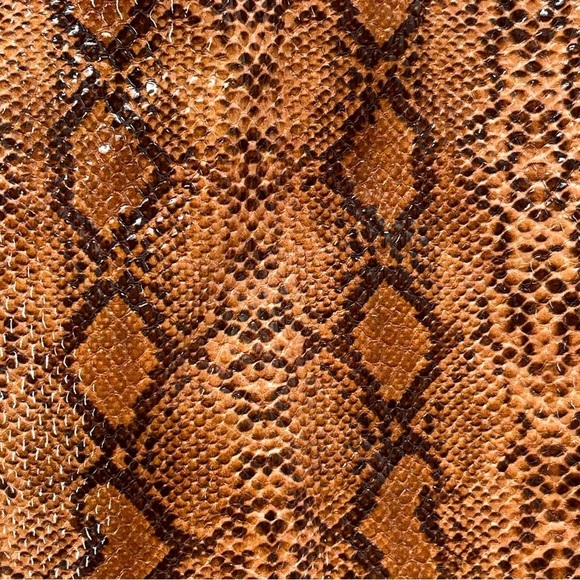 NWT URBAN OUTFITTERS Bobbi Snake Print Notched Mini
Skirt Size Medium - Picture 9 of 16